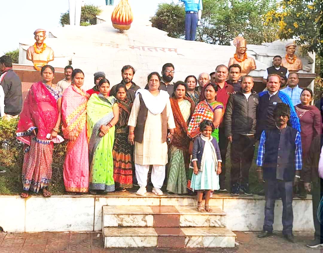 महापौर व जनप्रतिनिधियों ने  की गौरव स्थल की सफाई