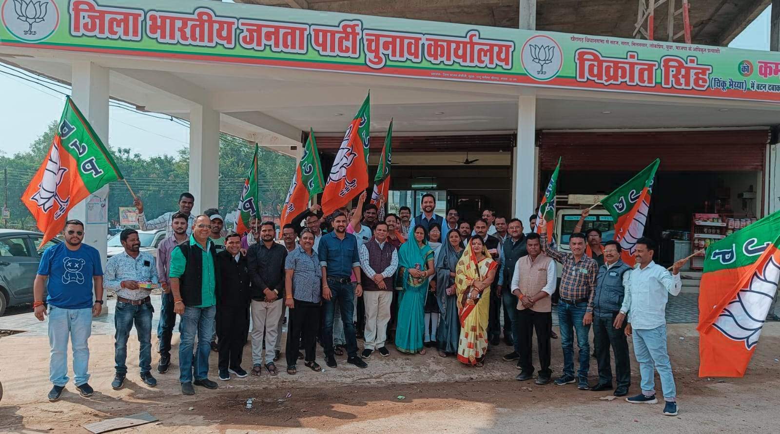 मुख्यमंत्री का नाम घोषणा होते ही भाजपा कार्यालय में आतिशबाजी