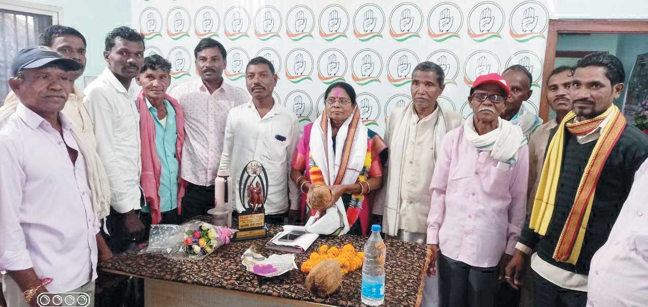 ग्रामीणों ने नव निर्वाचित विधायक को दी बधाई