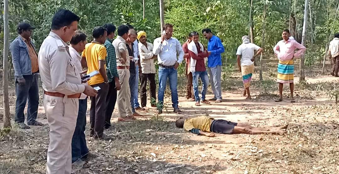 जंगल में मिली युवक की लाश, मामला संदिग्ध, जांच शुरू जंगल में मिली युवक की लाश, मामला संदिग्ध, जांच शुरू