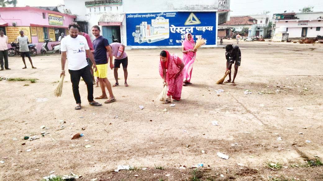 शहरी व ग्रामीण क्षेत्रों में की गई व्यापक साफ-सफाई शहरी व ग्रामीण क्षेत्रों में की गई व्यापक साफ-सफाई