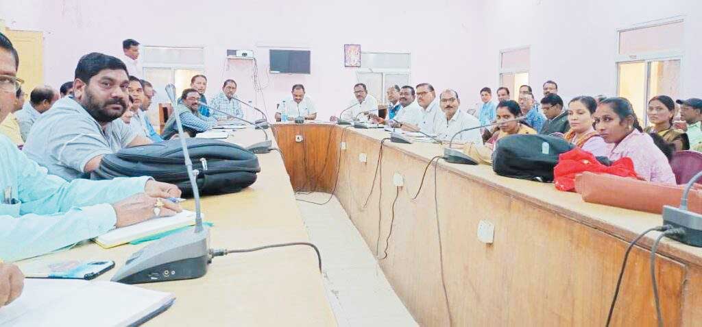 सीईओ मंडावी ने ली सचिवों की बैठक