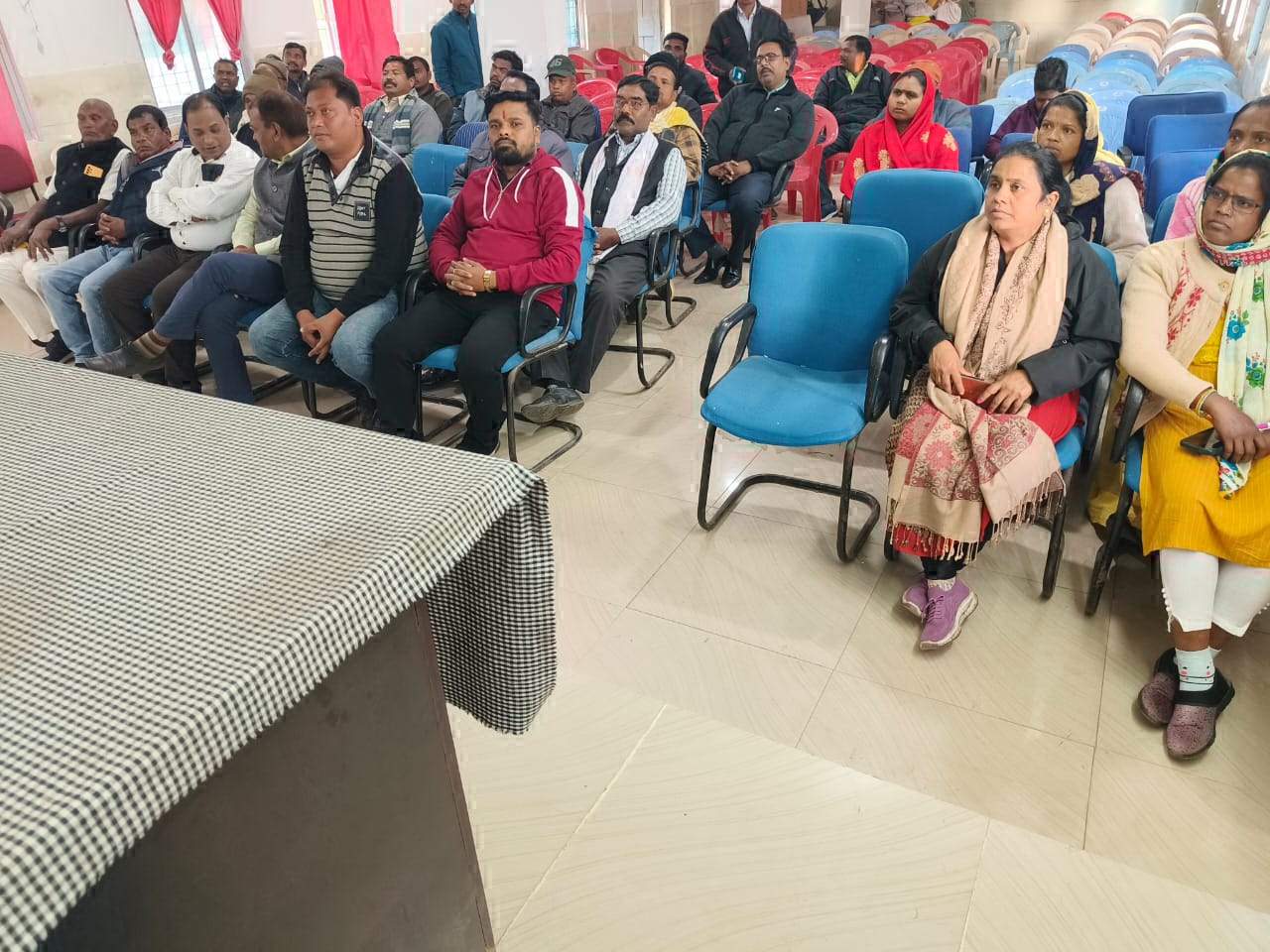 सैकड़ों ग्रामीणों ने मुख्यमंत्री विष्णु देव साय के शपथ ग्रहण का लाइव प्रसारण देखा