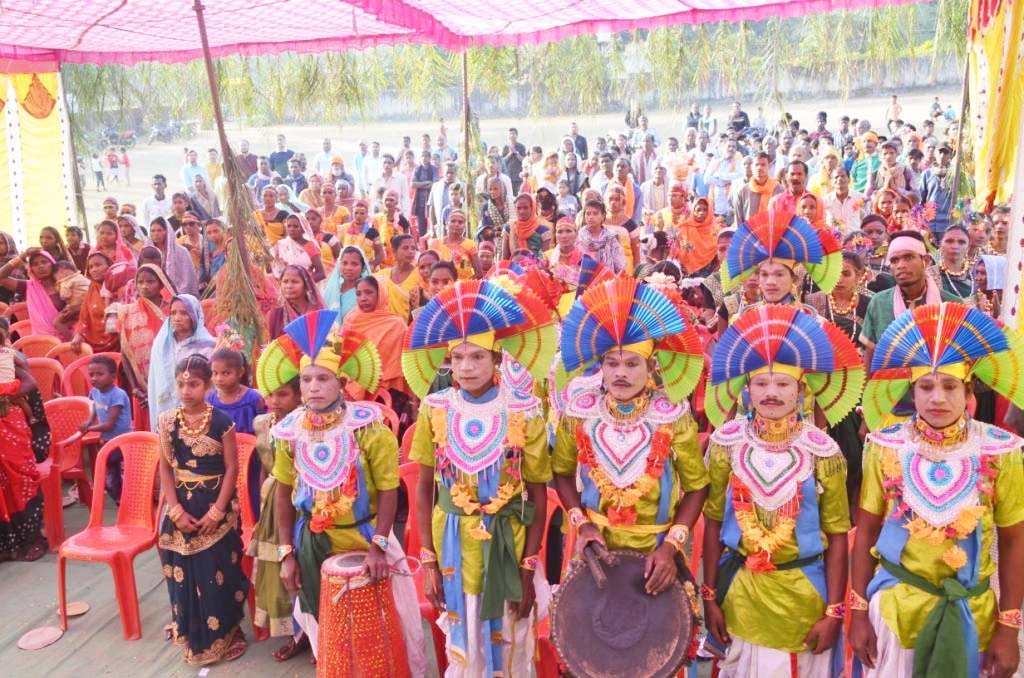 सीएम के शपथ ग्रहण समारोह देखने पारंपरिक परिधान में पहुँचे लोग