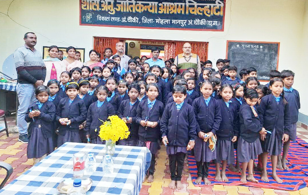 कन्या आश्रम के बच्चों को स्वेटर वितरित कन्या आश्रम के बच्चों को स्वेटर वितरित