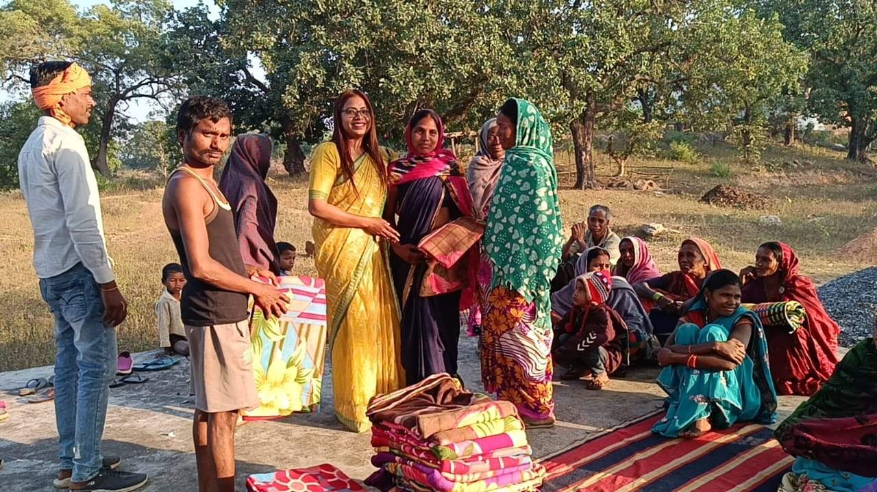 भेलकछ में जरूरतमंद परिवारों को कंबल 