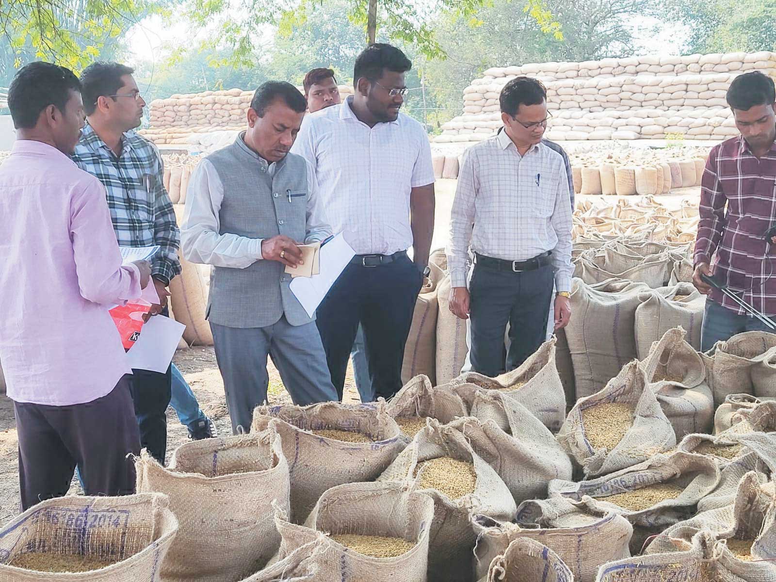 अपर कलेक्टर ने धान खरीदी केंद्र, तहसील कार्यालय, स्कूल का किया निरीक्षण