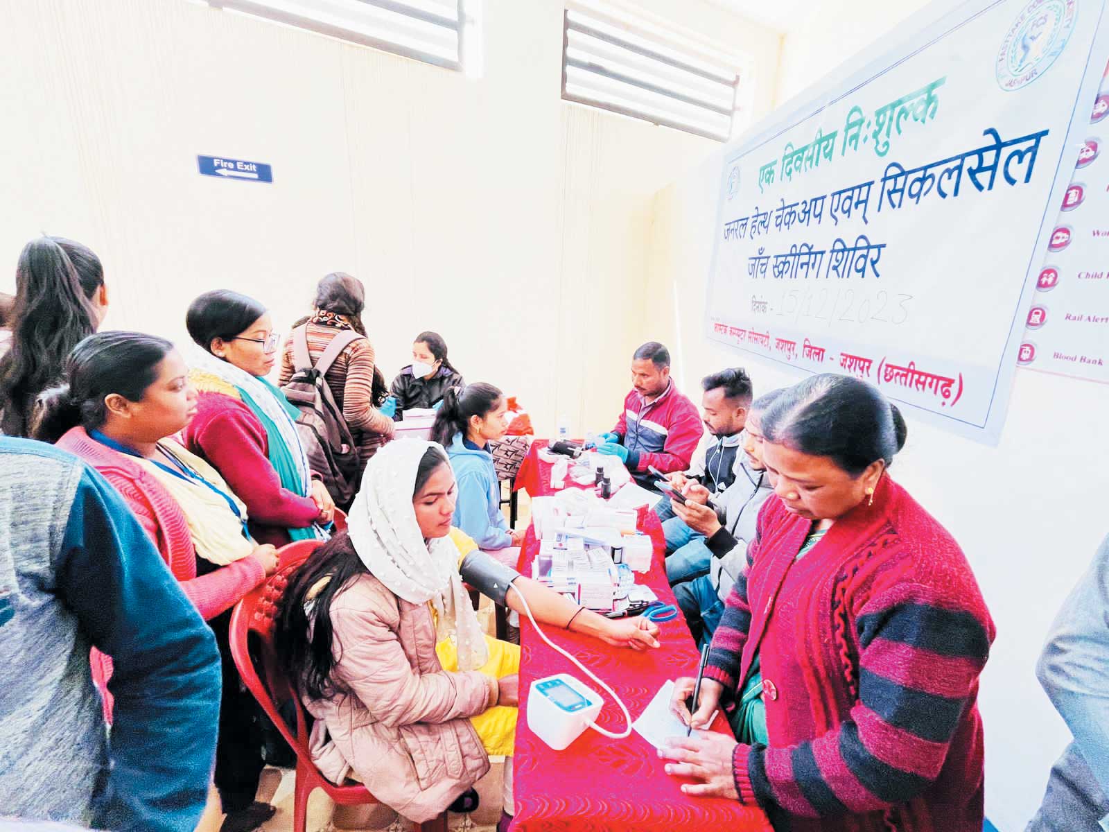 नि:शुल्क चिकित्सा शिविर, विद्यार्थियों ने भी करवाई जांच