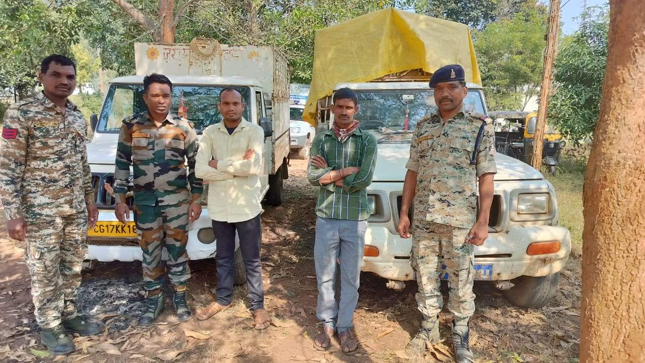 2 पिकअप से 97 बोरी अवैध धान जब्त 2 पिकअप से 97 बोरी अवैध धान जब्त
