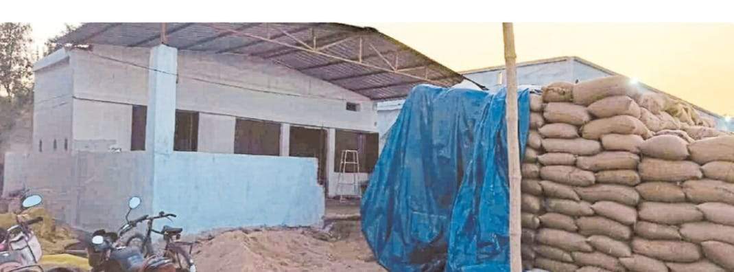 जिले के 42 धान खरीदी केंद्रों में नहीं बन पाए किसान कुटीर, चार माह में बनना था पर डेढ़ साल में भी अधूरे