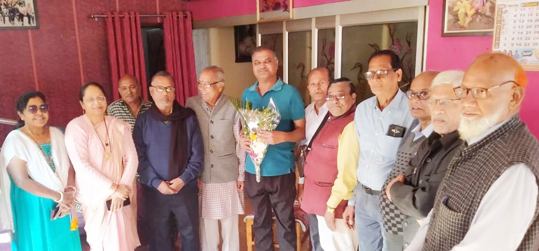 प्रतिनिधि मंडल ने पूर्व सांसद से की मुलाकात प्रतिनिधि मंडल ने पूर्व सांसद से की मुलाकात