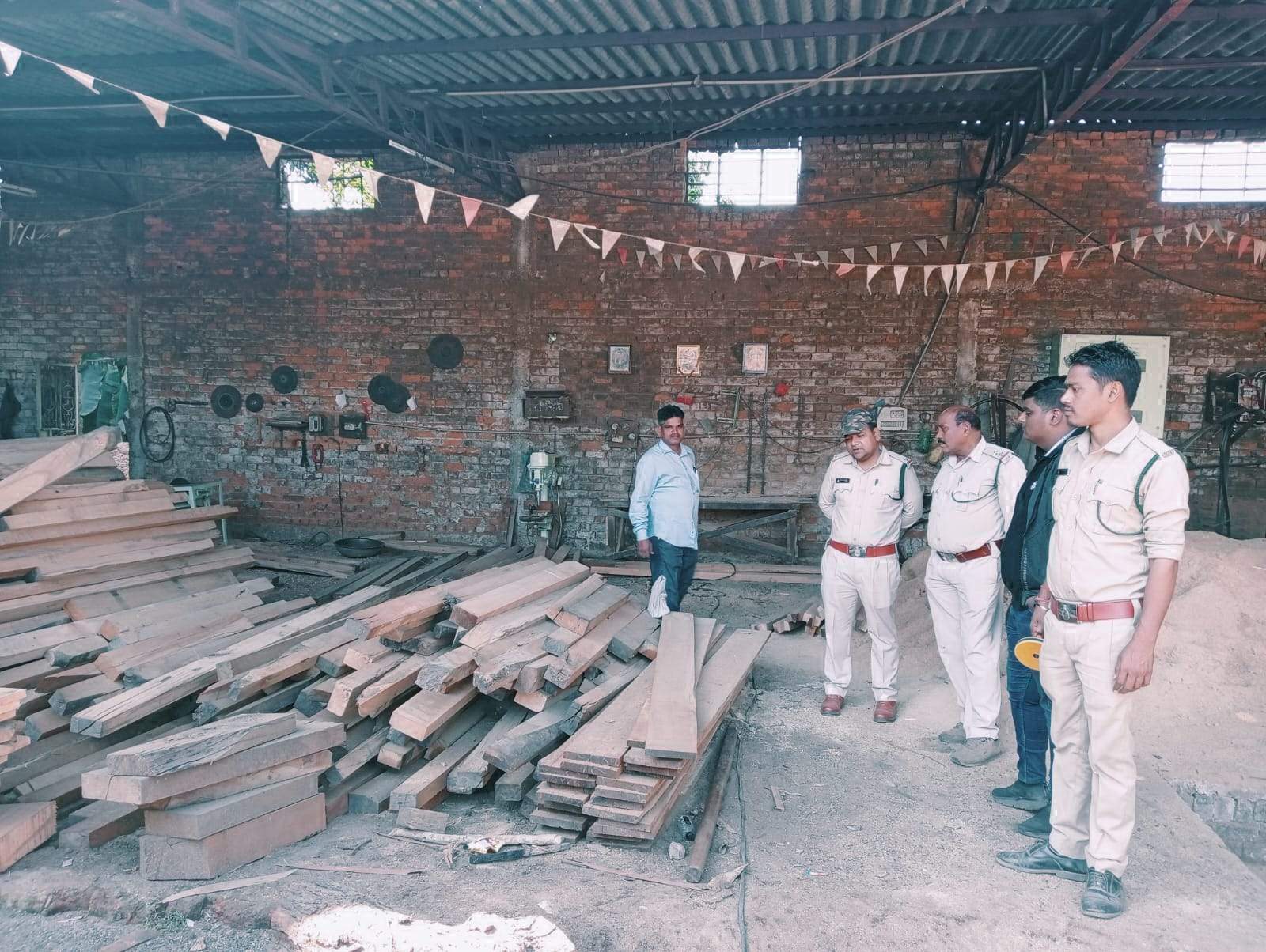 आरामिल में जांच करने पहुंचा वन अमला  