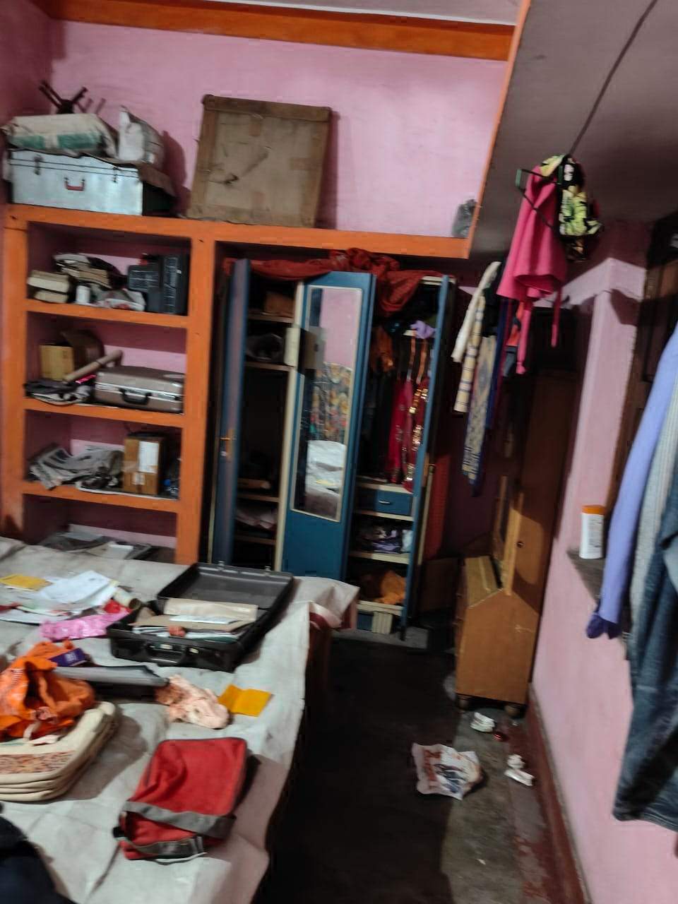 नगदी समेत लाखों के गहनों की चोरी