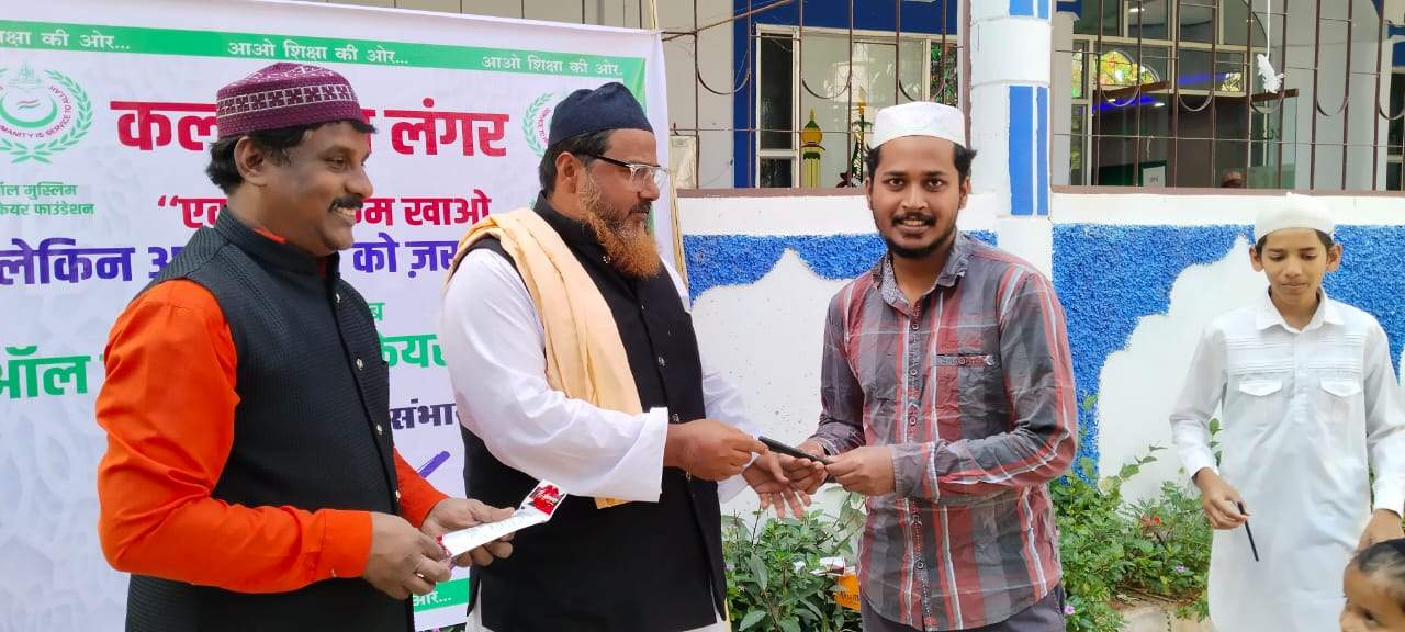 कलम का लंगर का आयोजन, बच्चों को बांटी कलम