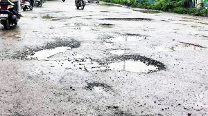 पाइपलाइन के लिए खोदे गड्ढों को भरने  में कोताही, हादसों को न्यौता