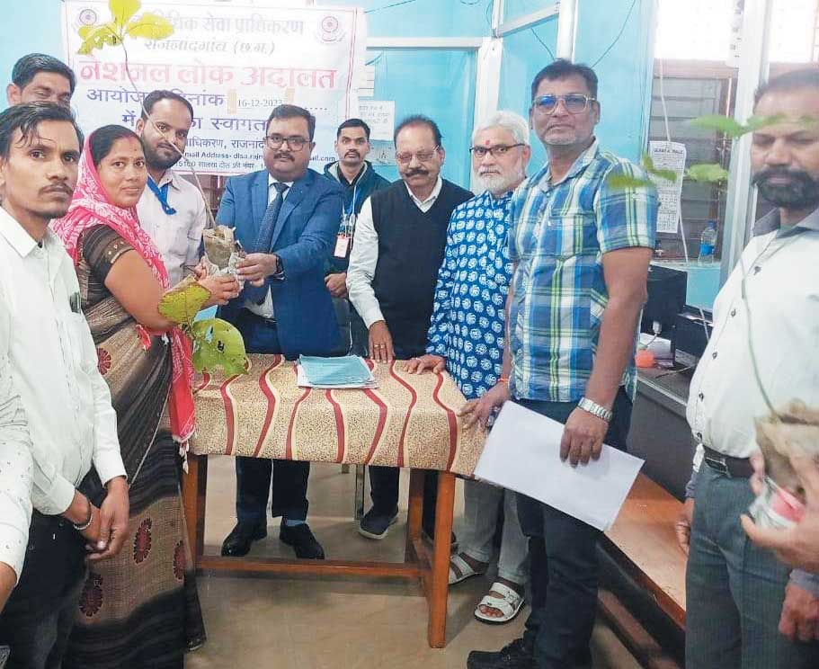 लोक अदालत में सैकड़ों प्रकरणों का निपटारा