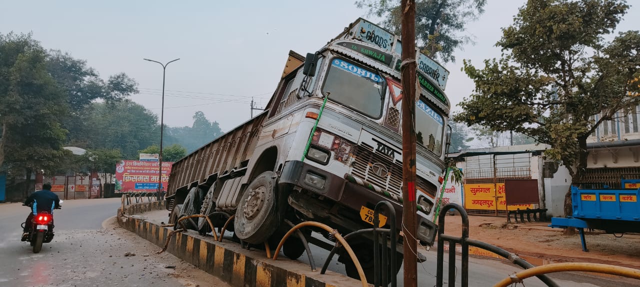 रफ्तार ट्रक डिवाइडर पर चढ़ा , चालक फरार