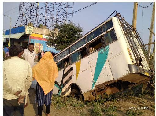 नाले में उतरी बेकाबू बस, 6 यात्री जख्मी