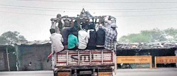 मालवाहकों में ढो रहे सवारी