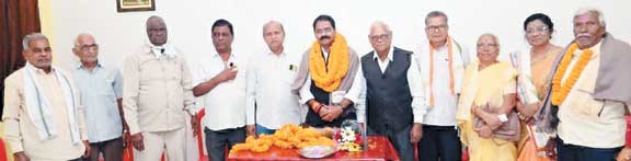 ओवरलोड गाडिय़ों पर प्रतिबंध की मांग सरपंचों ने कलेक्टर-अफसरों से की शिकायत