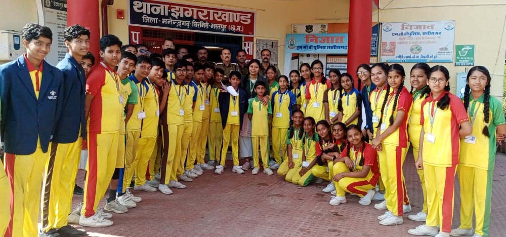पुलिस की कार्यशैली जानने विद्यार्थियों ने किया थाने का शैक्षणिक भ्रमण
