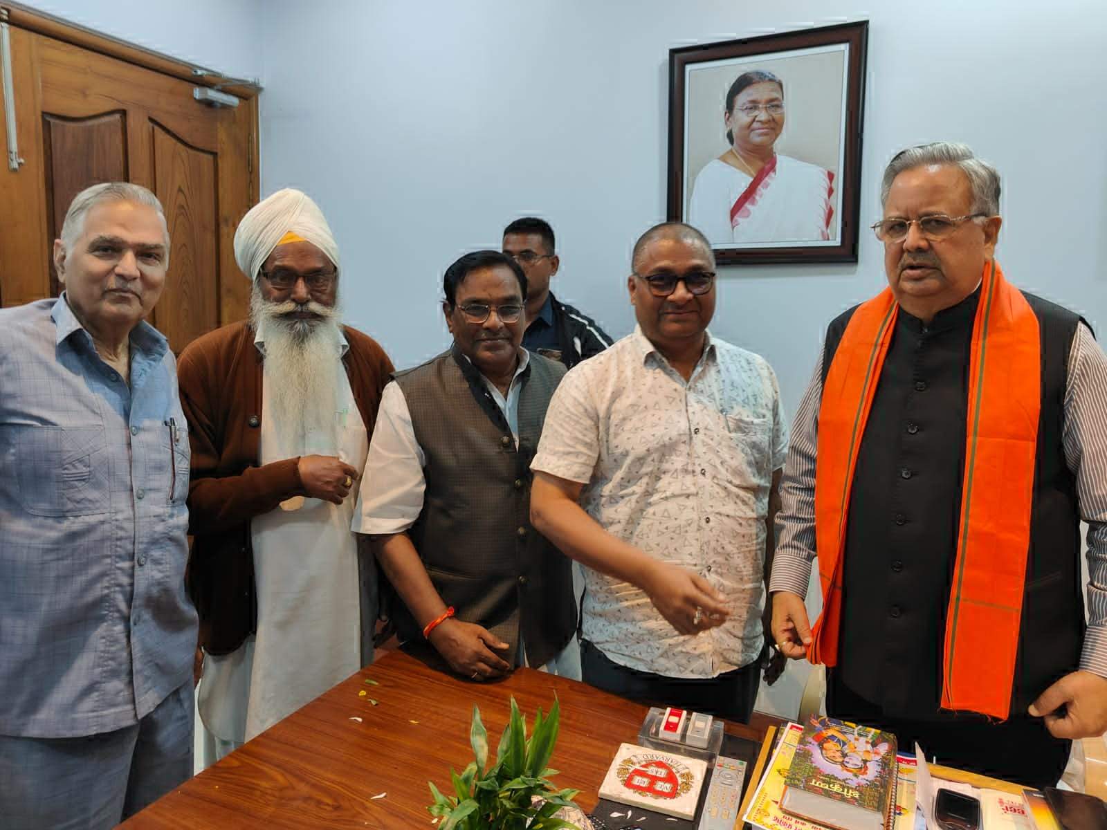 नवनियुक्त विधानसभा अध्यक्ष डॉ. रमन को दी बधाई नवनियुक्त विधानसभा अध्यक्ष डॉ. रमन को दी बधाई