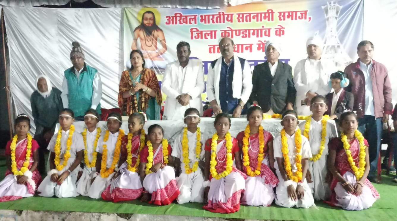 सतनामी समाज ने मड़ानार विद्यालय को किया सम्मानित सतनामी समाज ने मड़ानार विद्यालय को किया सम्मानित