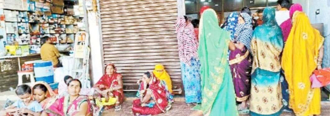 सर्वर ने रूलाया, घंटों कतार में महिलाओं ने किया इंतजार, न ई-केवाईसी हुई और न खाता खुला