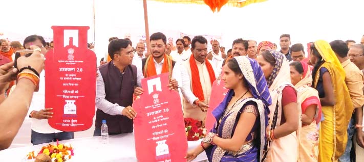 विकसित भारत संकल्प यात्रा में विधायक ने हितग्राहियों को किया सामग्री वितरण विकसित भारत संकल्प यात्रा में विधायक ने हितग्राहियों को किया सामग्री वितरण