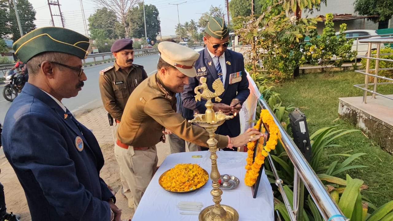 विजय दिवस पर शहीदों को दी श्रद्धांजलि विजय दिवस पर शहीदों को दी श्रद्धांजलि