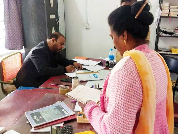  निरीक्षण,  गैरहाजिर शिक्षकों को नोटिस