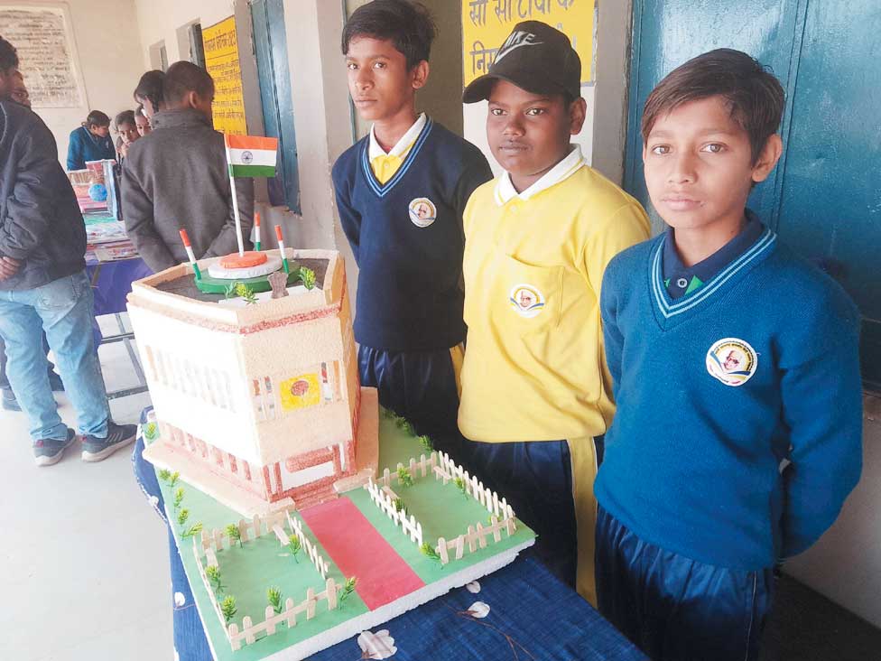 कला, विज्ञान, गणित से संबंधित मॉडलों का प्रदर्शन