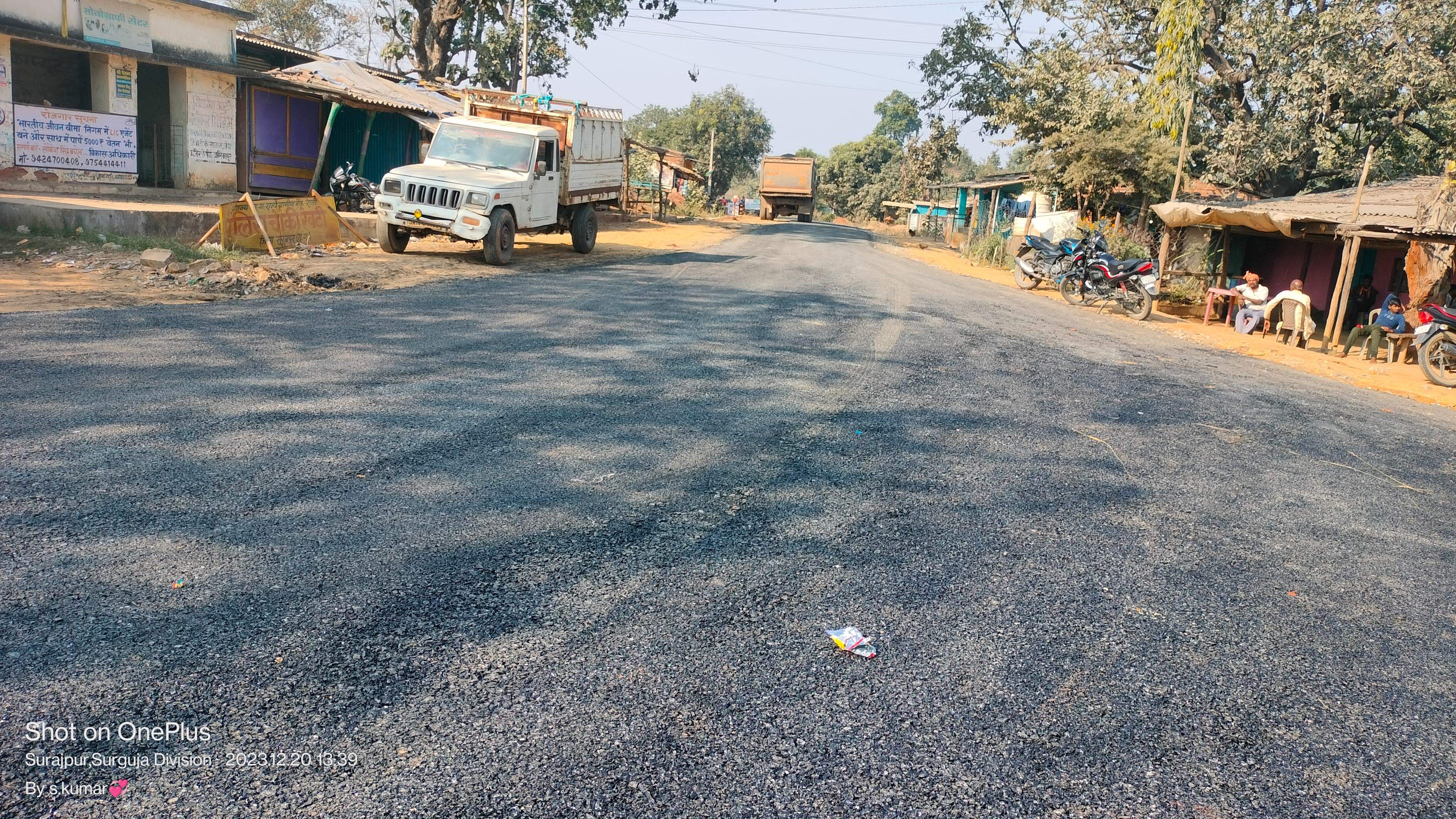 रातों- रात सडक़ बनाकर भाग निकला ठेकेदार, दूसरे ही दिन उखडऩे लगी सडक़