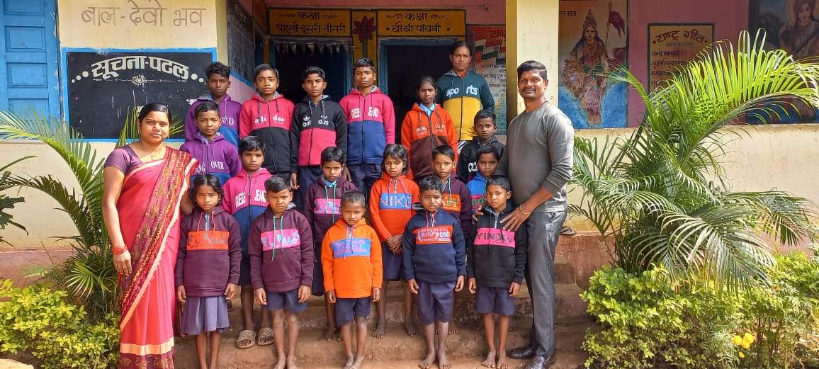 स्कूली व आंबा बच्चों को बांटे गर्म कपड़े