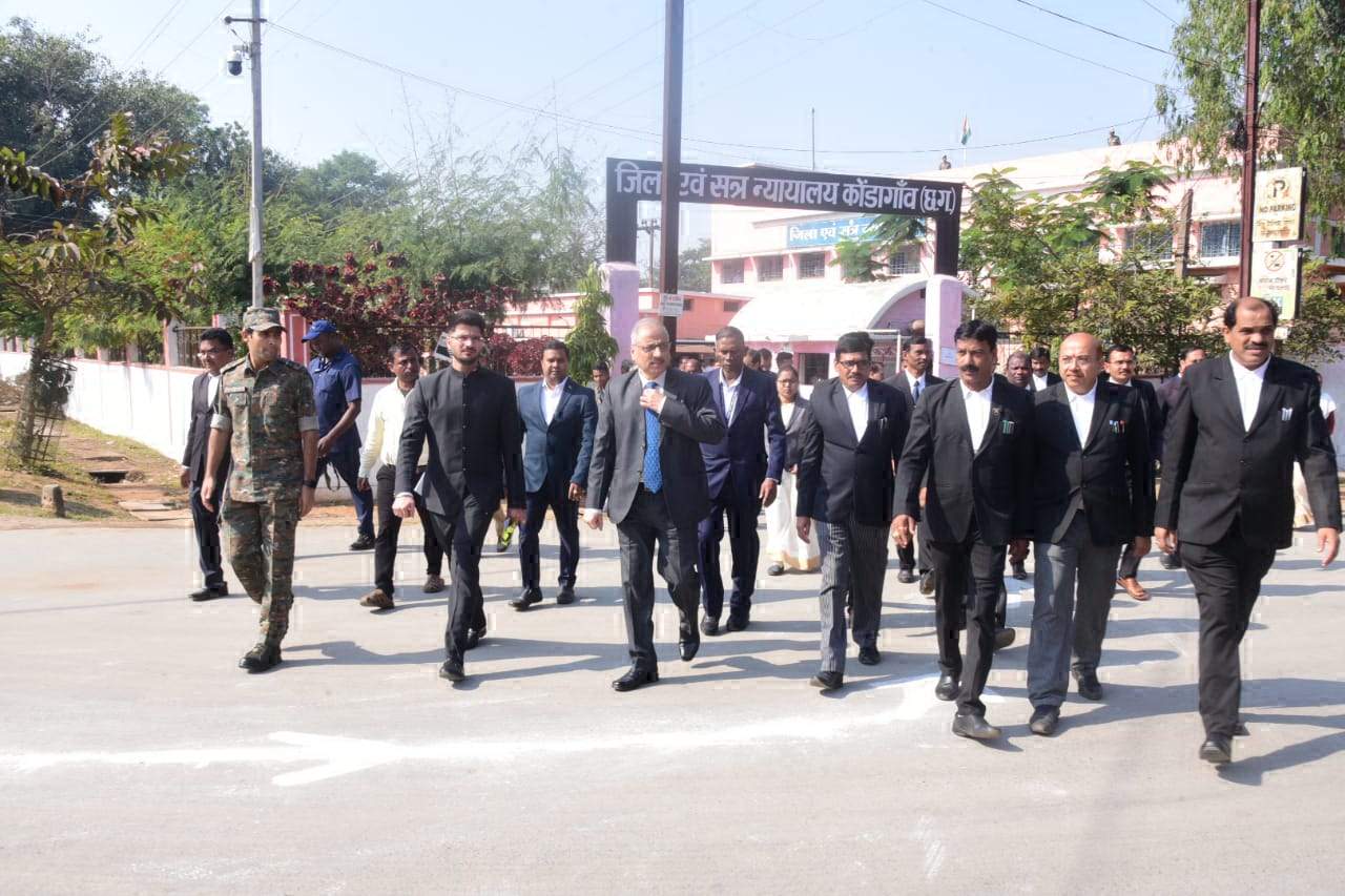 हाईकोर्ट के मुख्य न्यायाधीश ने किया जिला न्यायालय का निरीक्षण हाईकोर्ट के मुख्य न्यायाधीश ने किया जिला न्यायालय का निरीक्षण