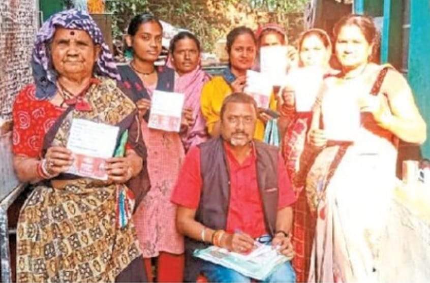 शहर में डोर टू डोर बांटे जा रहे महतारी वंदन योजना का सर्वे फॉर्म