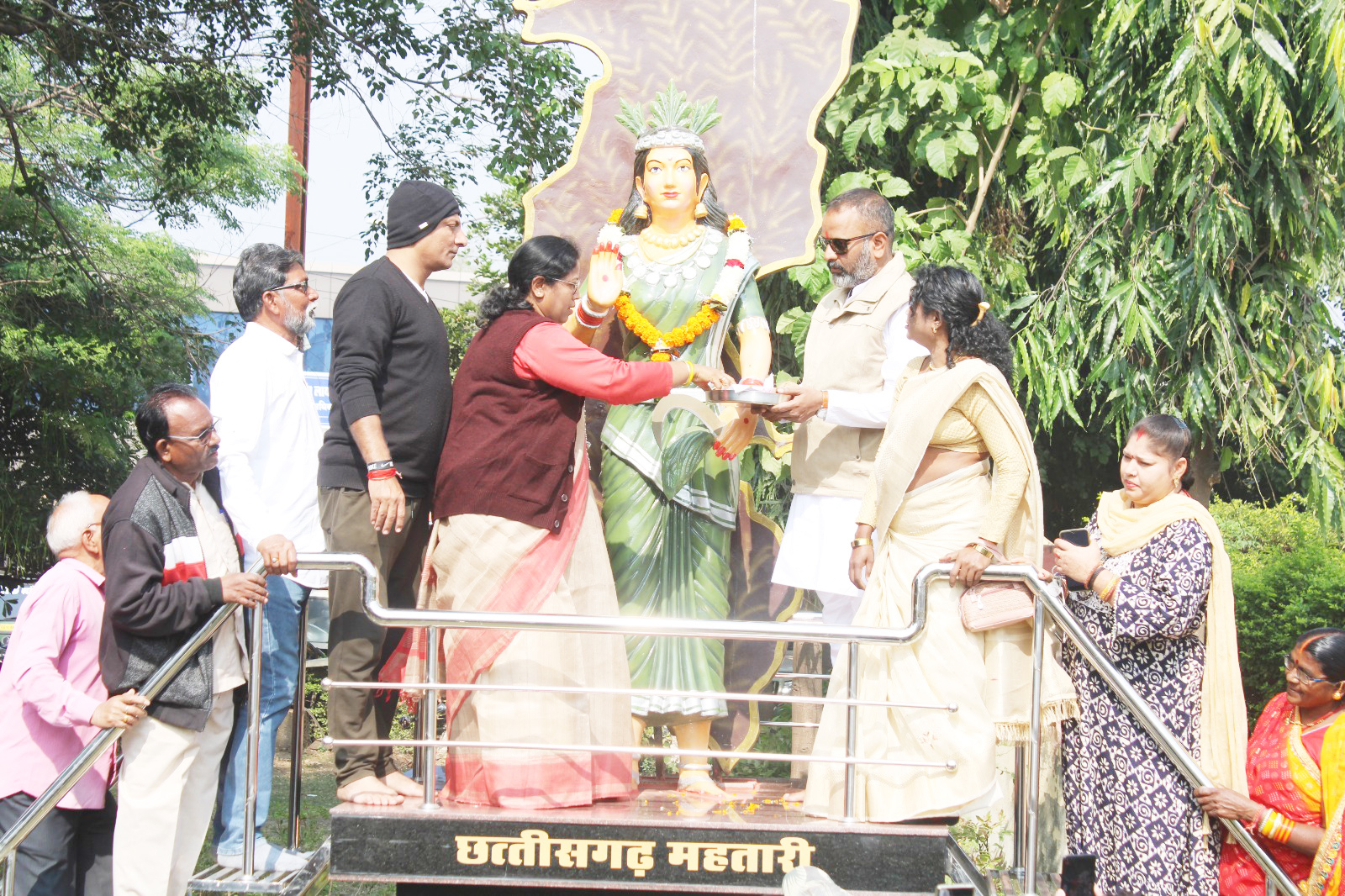 महापौर ने किया छत्तीसगढ़ महतारी की प्रतिमा का अनावरण महापौर ने किया छत्तीसगढ़ महतारी की प्रतिमा का अनावरण