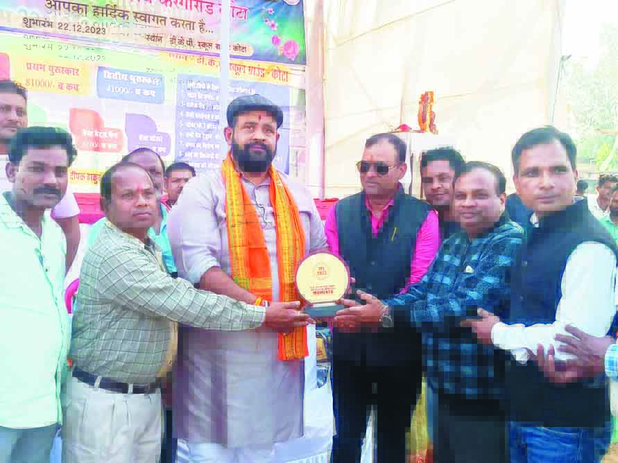 शिक्षक संघ द्वारा प्रबल प्रताप को स्मृति चिन्ह