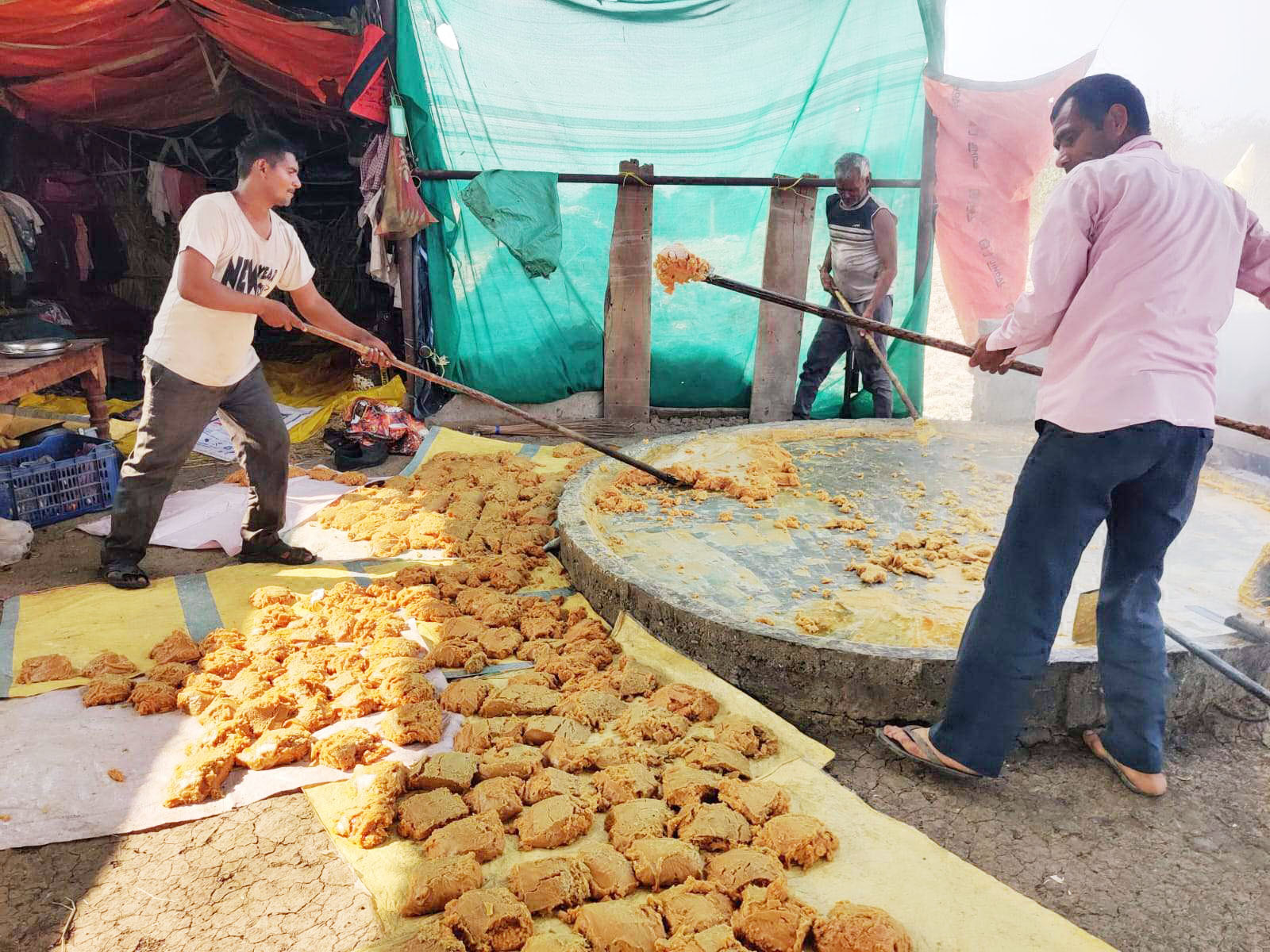 नवागढ़ में हाफ नदी तक फैल रही गुड़ की महक