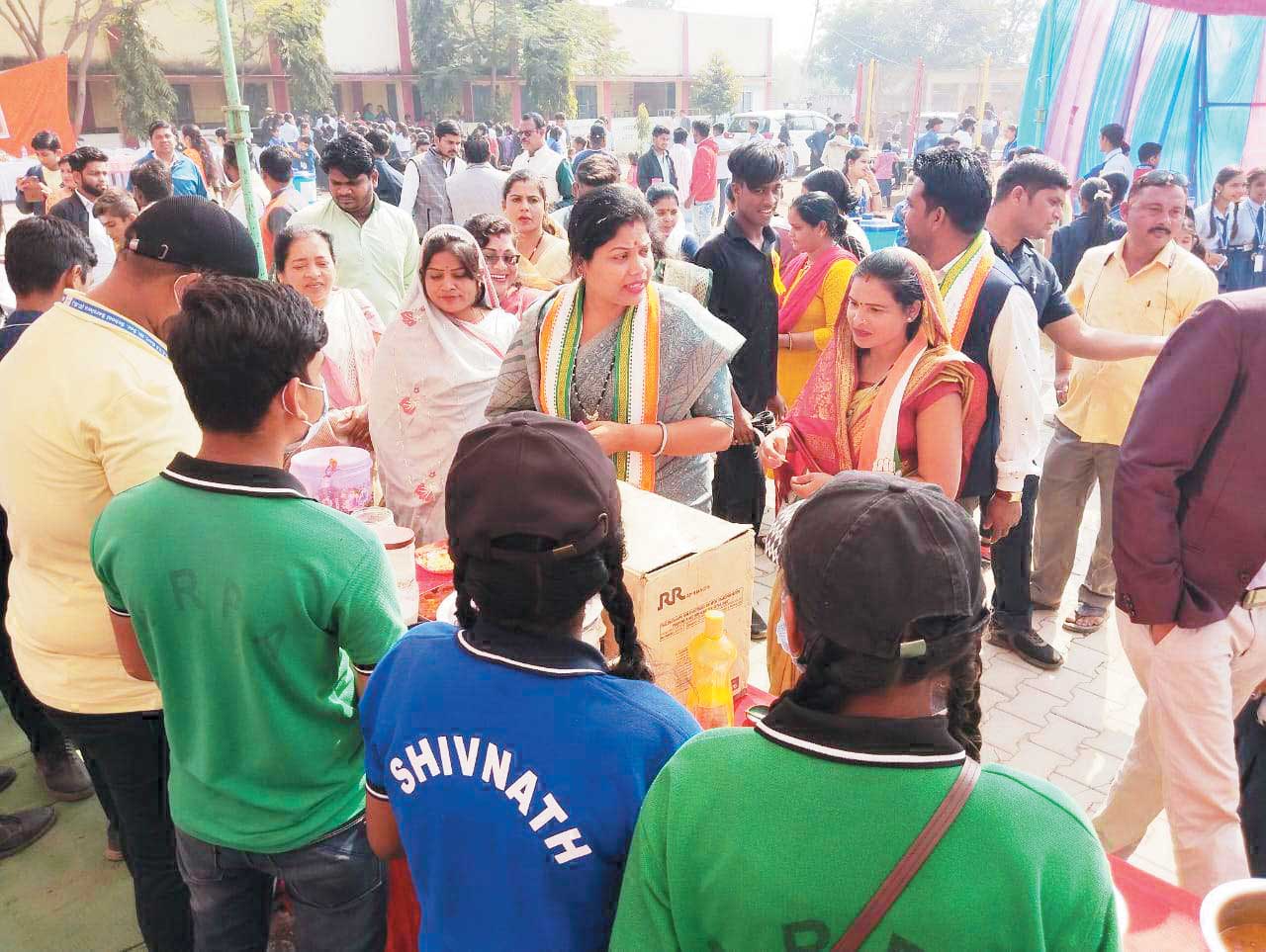 आनंद मेला, पकवानों से महका स्कूल