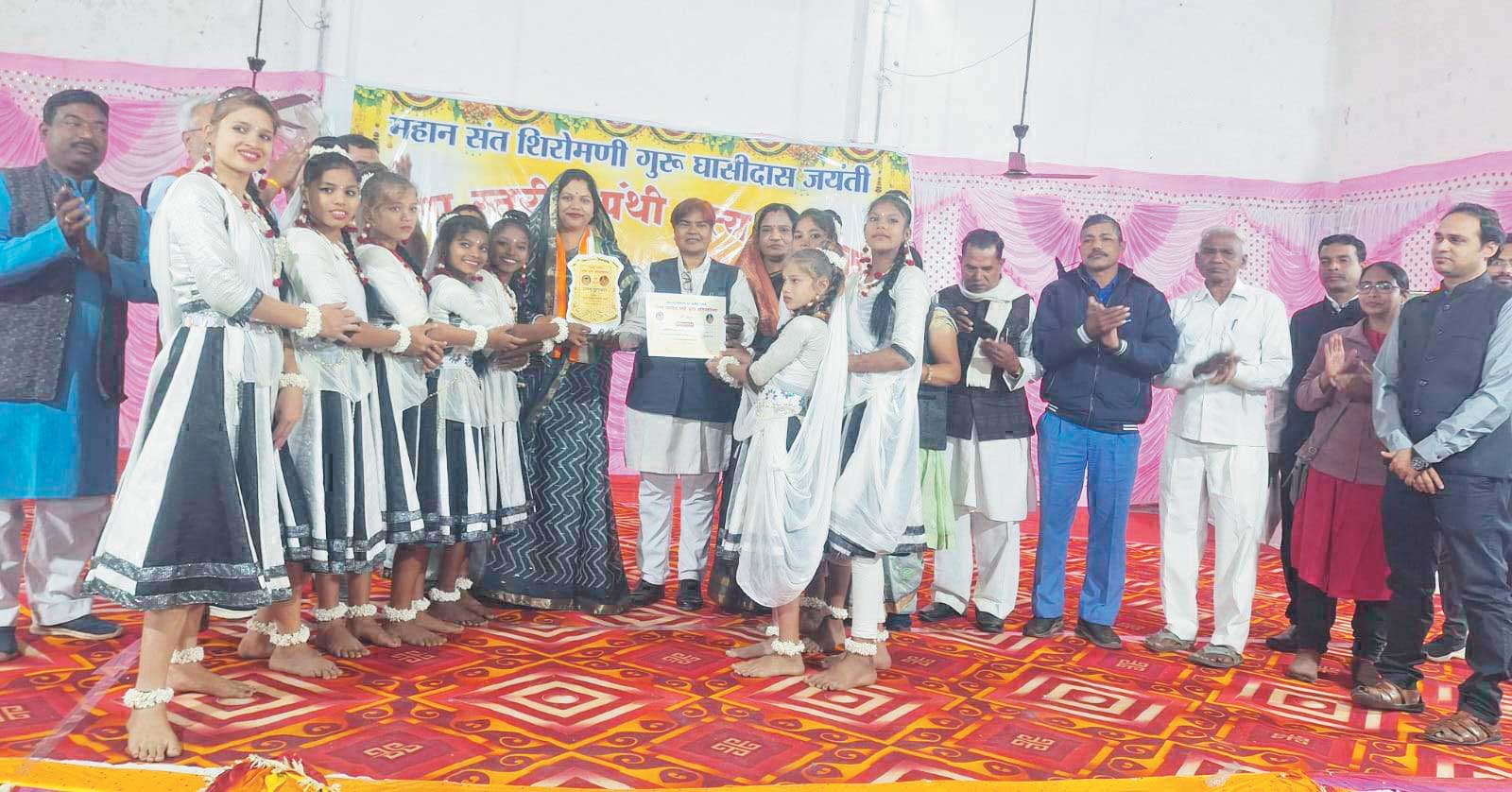  पंथी नृत्य स्पर्धा में बालिका पंथी पार्टी घाना ने मारी बाजी