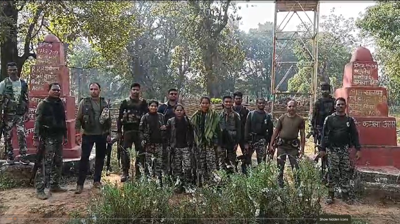 20-20 फीट के दो नक्सल स्मारक ध्वस्त 20-20 फीट के दो नक्सल स्मारक ध्वस्त