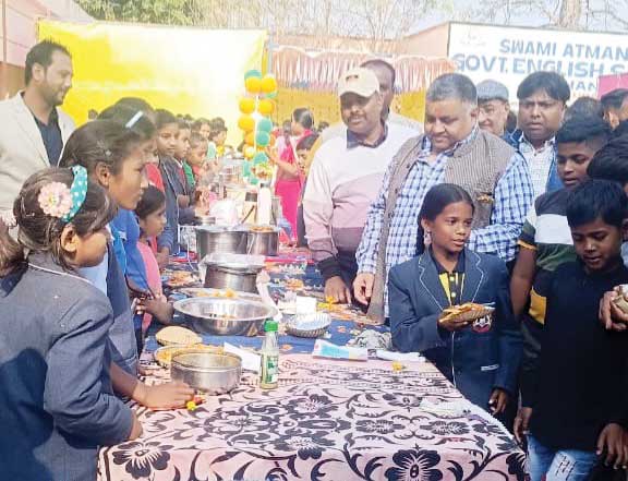 आत्मानंद विद्यालय में आनंद मेला, शामिल हुए विधायक अग्रवाल