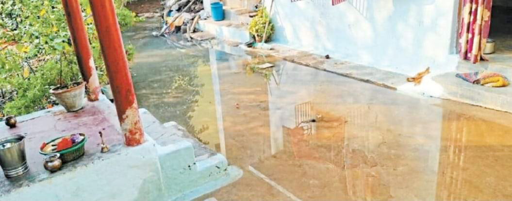 नाली का गंदा पानी घरों में घुसा 