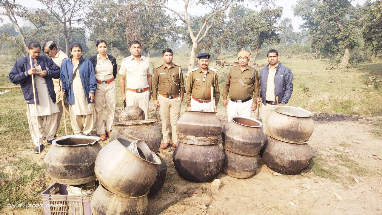 24 सौ किलो महुआ लहान व 35 लीटर कच्ची शराब जब्त