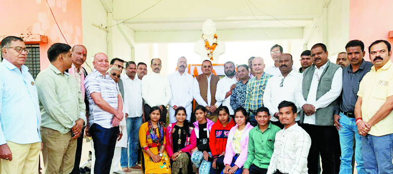 किसानों को बोनस वितरण, अटल प्रतिमा पर माल्यार्पण कर मनाया सुशासन दिवस