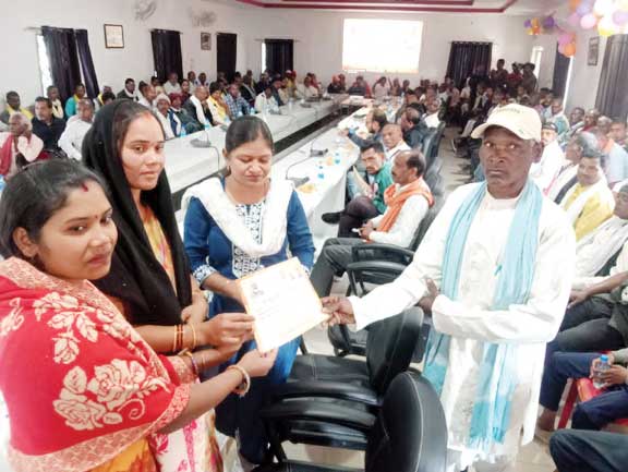 सुशासन दिवस पर धान बोनस वितरण