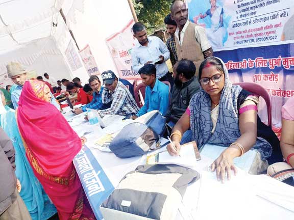 विकसित भारत संकल्प यात्रा में हितग्राहियों को मिल रहा योजनाओं का लाभ