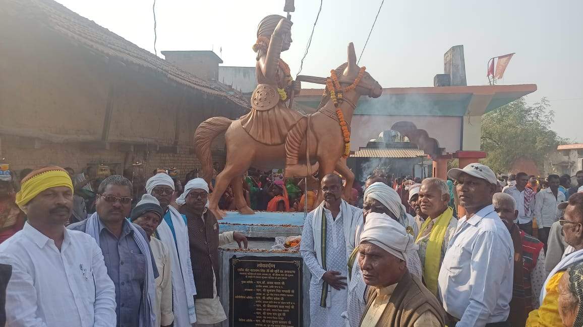 गातापार में शहीद वीर नारायण सिंह की मूर्ति स्थापित