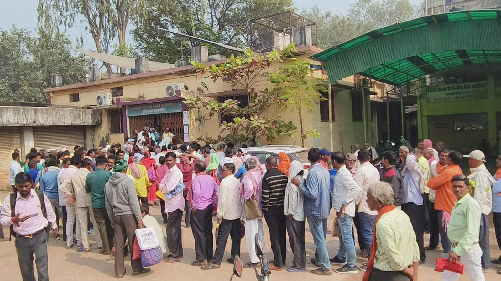 बोनस राशि निकालने बैंकों में  उमड़ी किसानों की भीड़